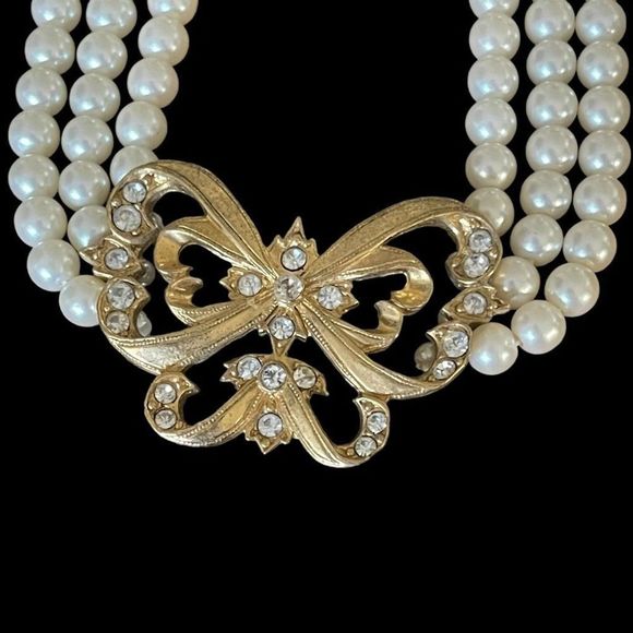 Vintage Avon Three Strand Faux Pearl Butterfly Choker Necklace 14-17” Book Piece - Picture 2 of 8